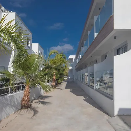 Pavlinia & Lägenhetshotell Ayia Napa