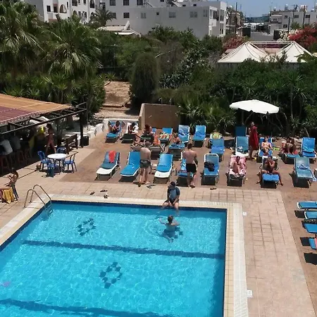 Pavlinia & Lägenhetshotell Ayia Napa
