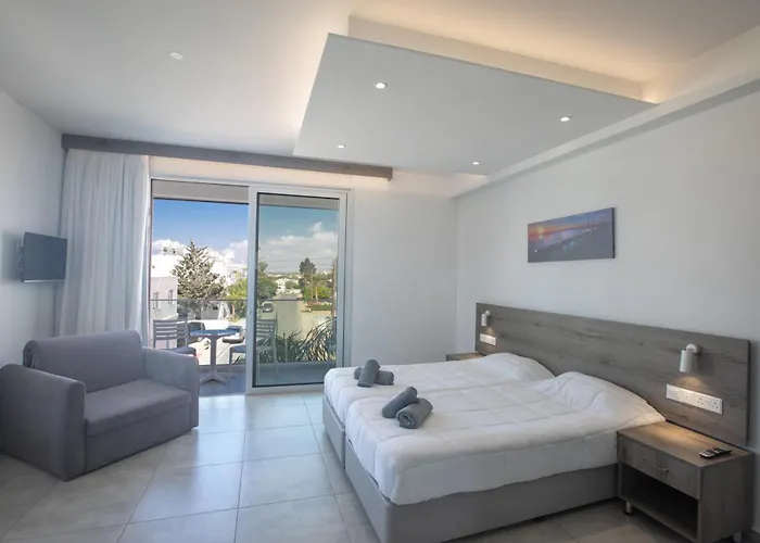 Pavlinia & Lägenhetshotell Ayia Napa