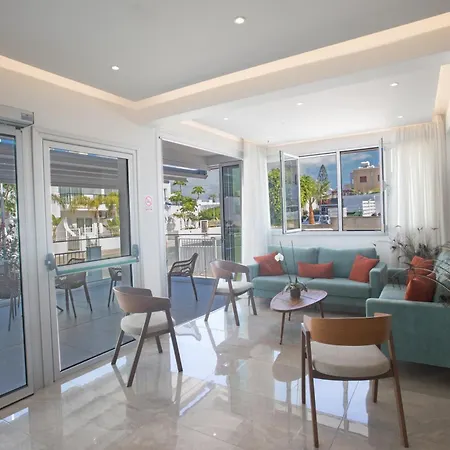 Aparthotel Pavlinia &