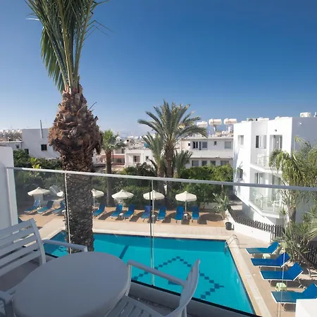 Aparthotel Pavlinia & 4*