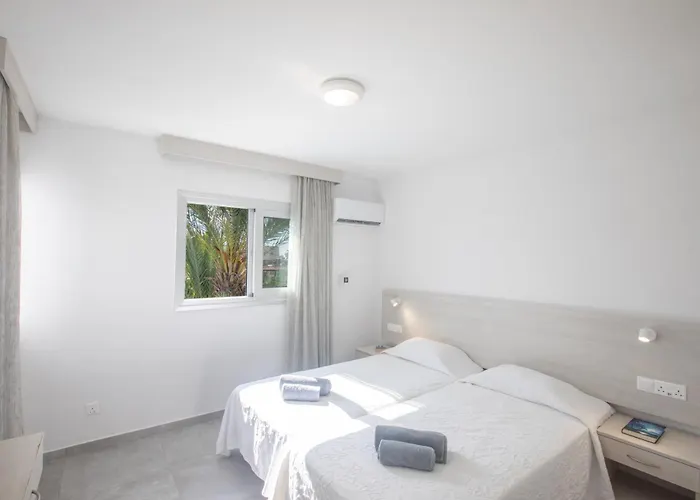 Pavlinia & Apartahotel 3*