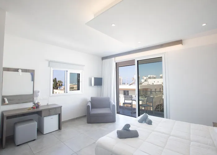 Apartahotel Pavlinia & 3*