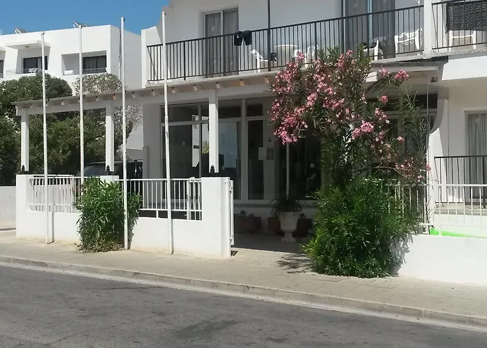 Apart Otel Pavlinia & 3*