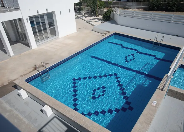 Pavlinia & Apart Otel Aya Napa