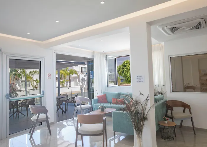 Pavlinia & Apartahotel